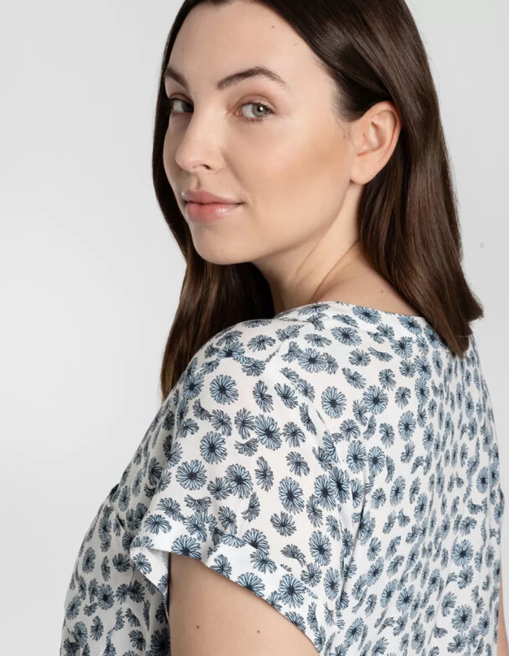 blouseshirt__lenzing_ecovero_5-4.webp New Maxi Blue Blouseshirt - Lenzing™ Ecovero™