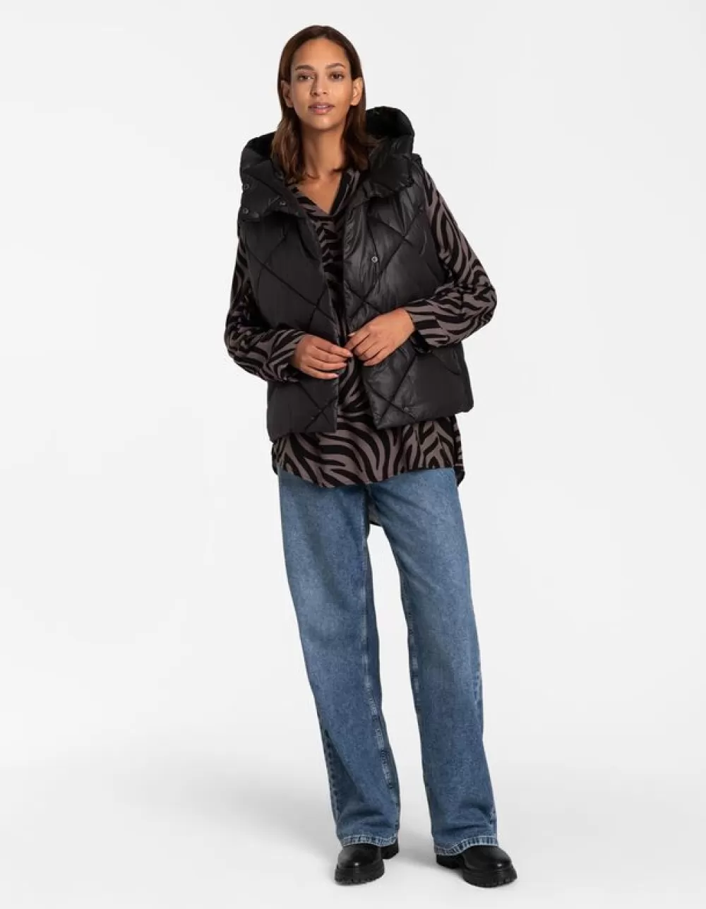 bodywarmer__verborgen_knoopsluiting_4-1.webp New Page One Bodywarmer - Verborgen Knoopsluiting